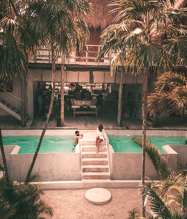 Imagen de una pareja disfrutando en la piscina de su villa privada en Indonesia